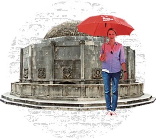 Red umbrella at the Big onofrio's Fountain